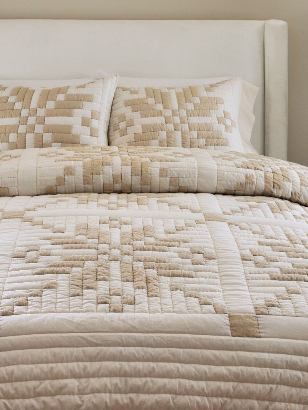 NWT Pottery Barn Shimmer Snowflake Quilt with Two King Shams - King/Ca King